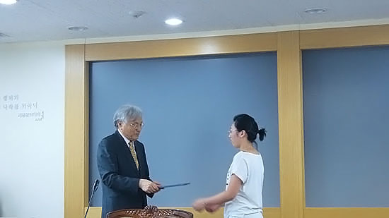 韩国启明文化大学为赴韩参赛团颁发化妆师证书